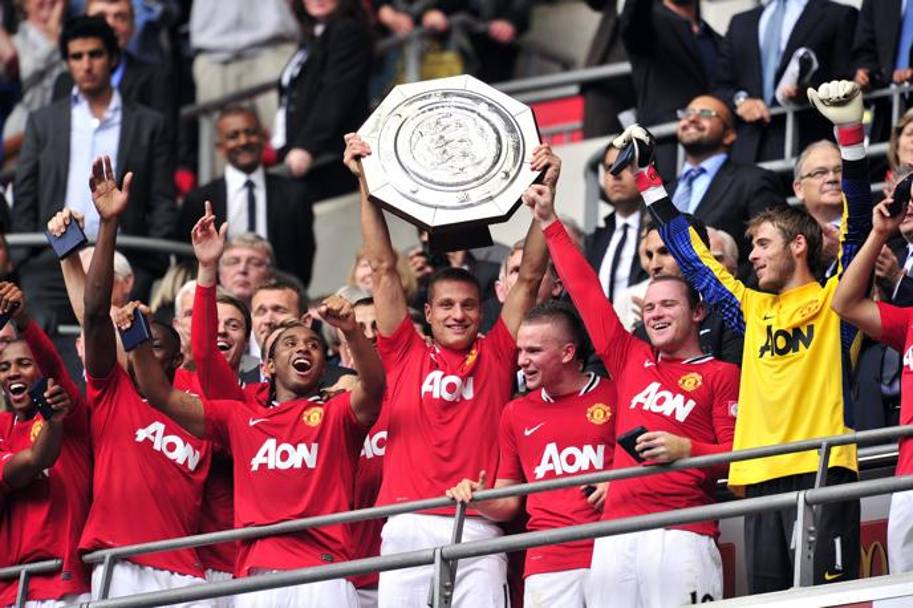 Agosto 2011, Vidic trionfa in Community Shield a Wembley e solleva il trofeo. Afp
